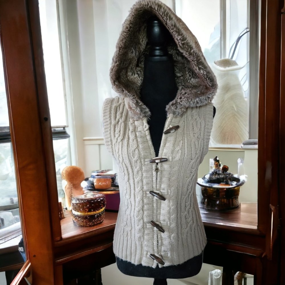 LOVE BY DESIGN (LG) Knit Vest with Faux Fur Hood